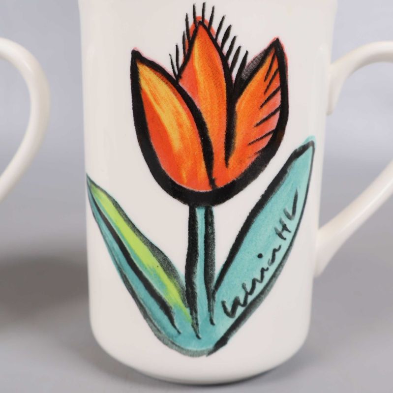 Närbild på orange tulpan och gröna blad med signatur
