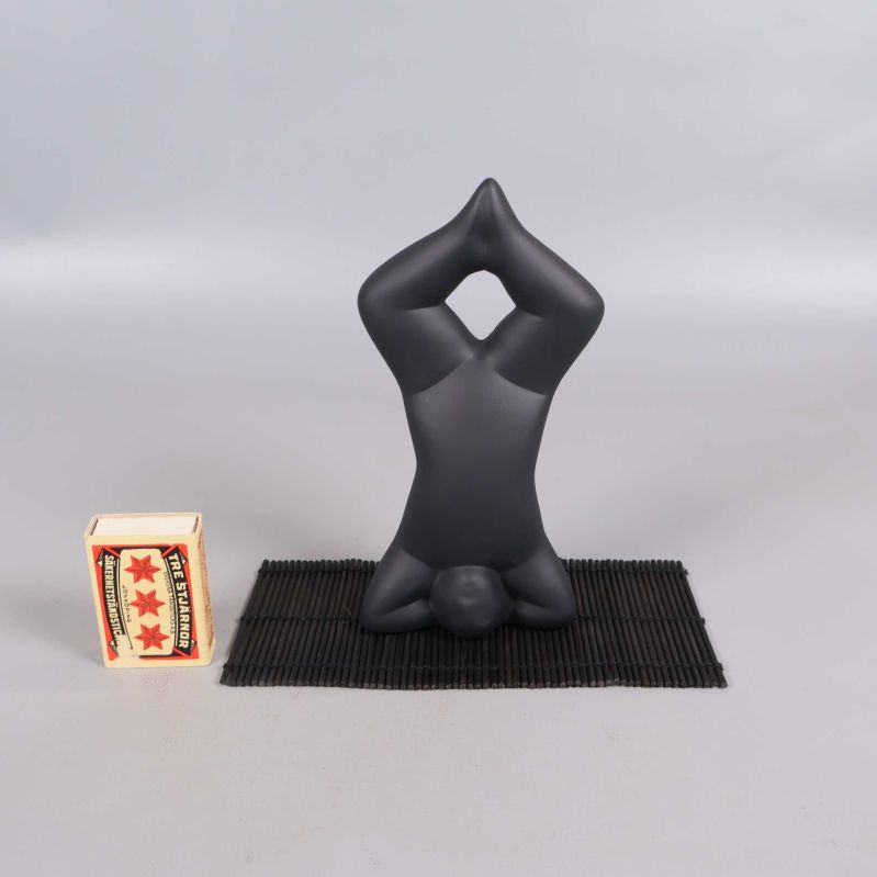 Yogafigur bredvid tändsticksask för storleksjämförelse