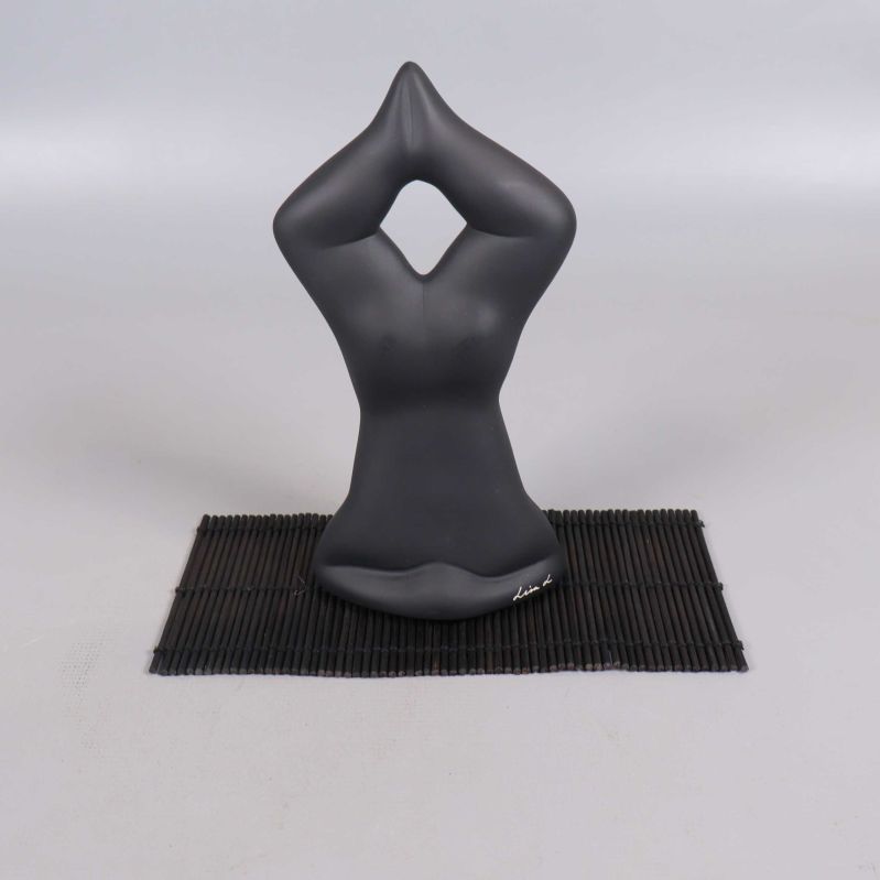 Framifrån på yogafigur med armarna ovanför huvudet