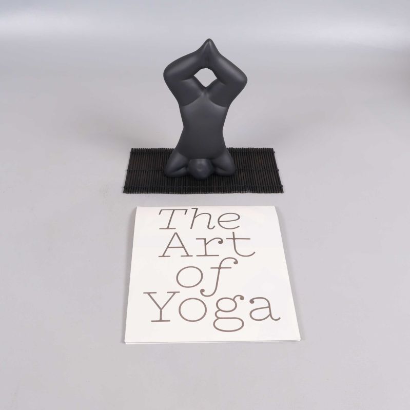 Yogafigur och trycksak med texten The Art of Yoga