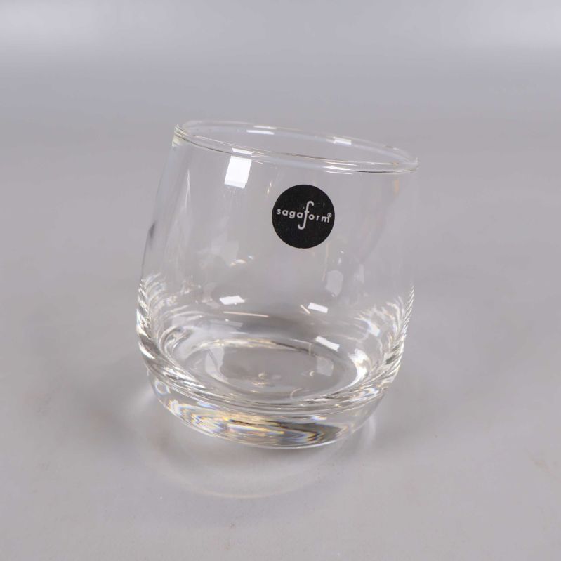 Närbild på ett whiskyglas med sned kant