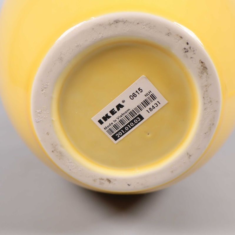 IKEA-etikett med artikelnummer på vasens botten