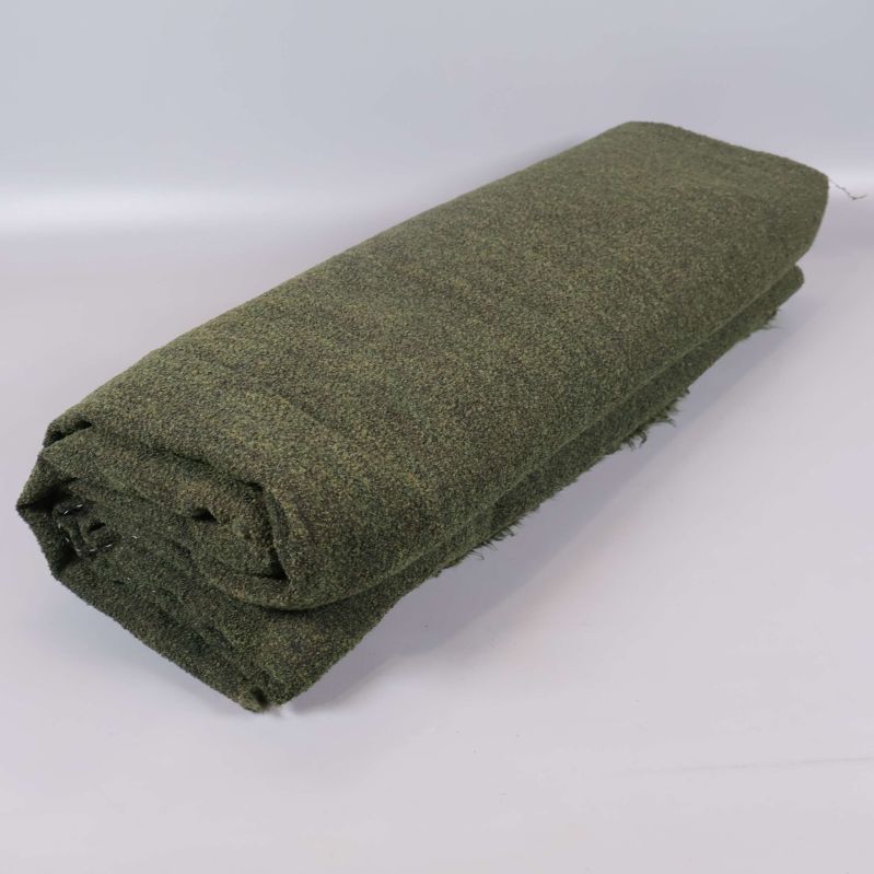 Vikt militärgrönt tyg med synlig längd från sidan