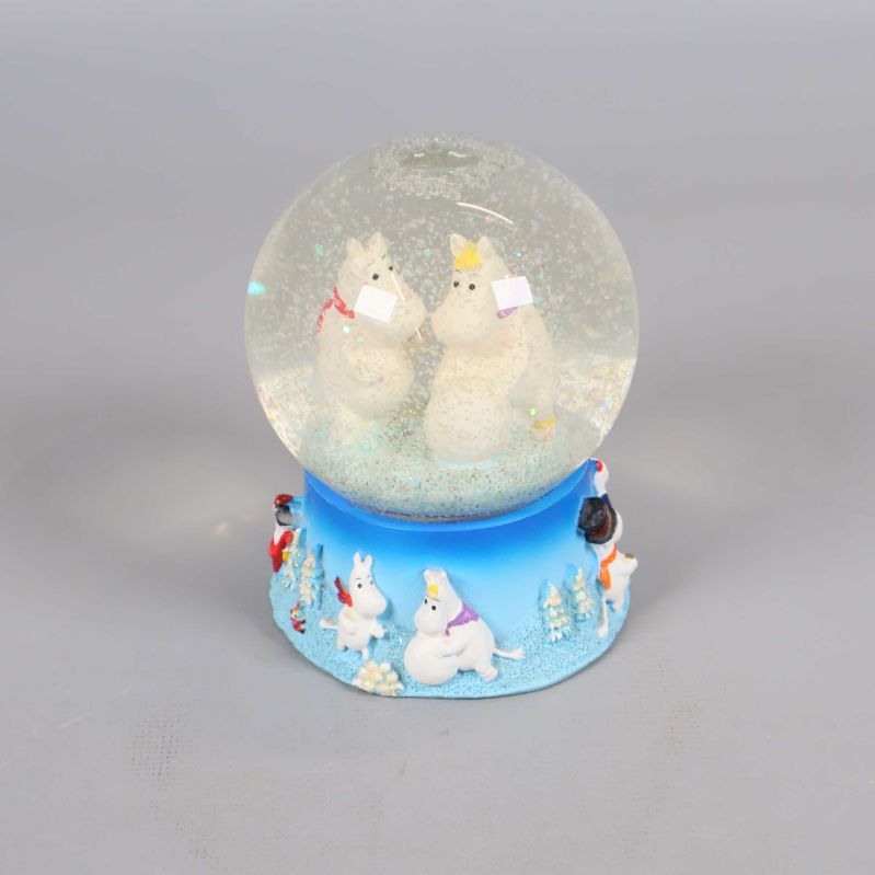 Snöglob framifrån med muminmotiv och vintertema