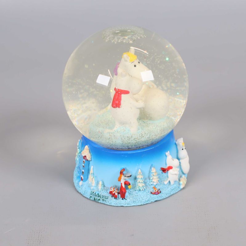 Snöglob med Mumin och vinterdetaljer sedd snett framifrån
