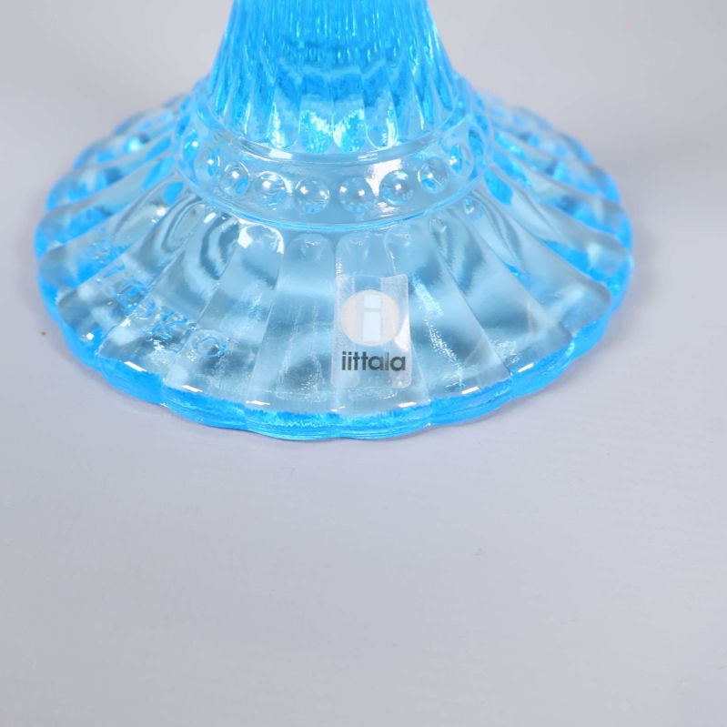 Botten av blå skål med Iittala etikett