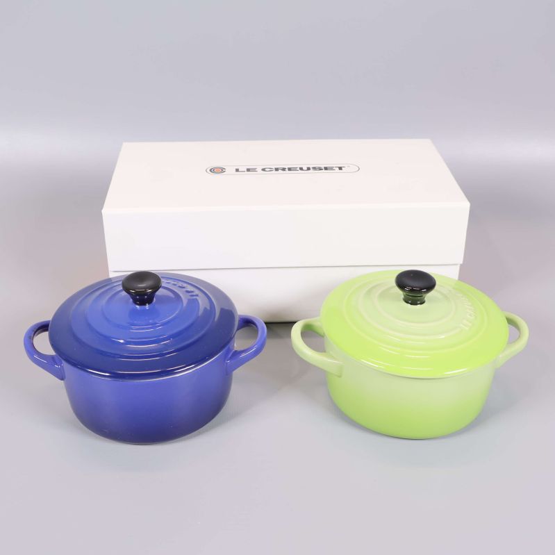 Två Le Creuset minigrytor och vit förpackning