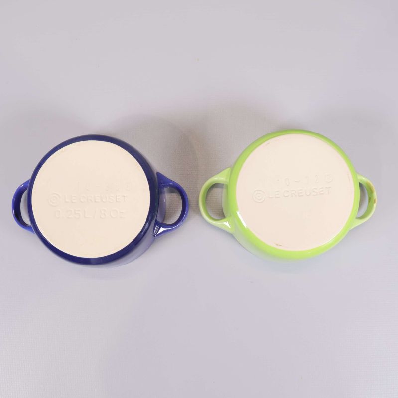 Undersidan på båda minigrytor med Le Creuset-stämpel