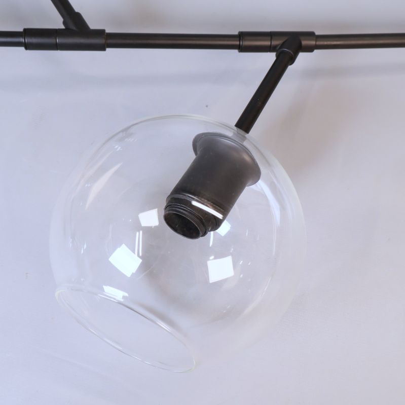 Närbild på glaskupa och sockel för glödlampa