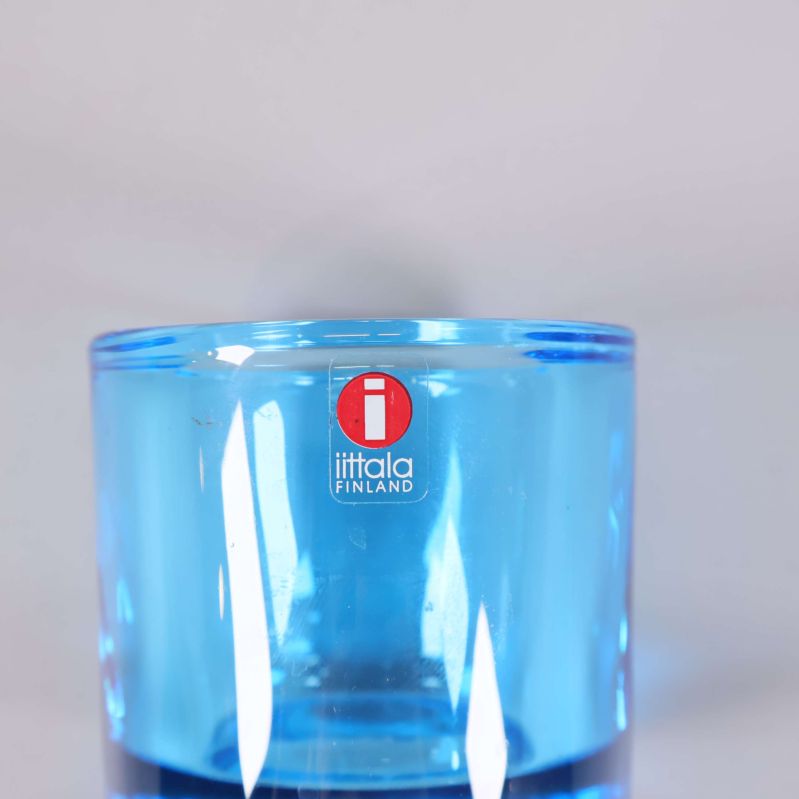 Närbild på blå Kivi ljuslykta med Iittala etikett