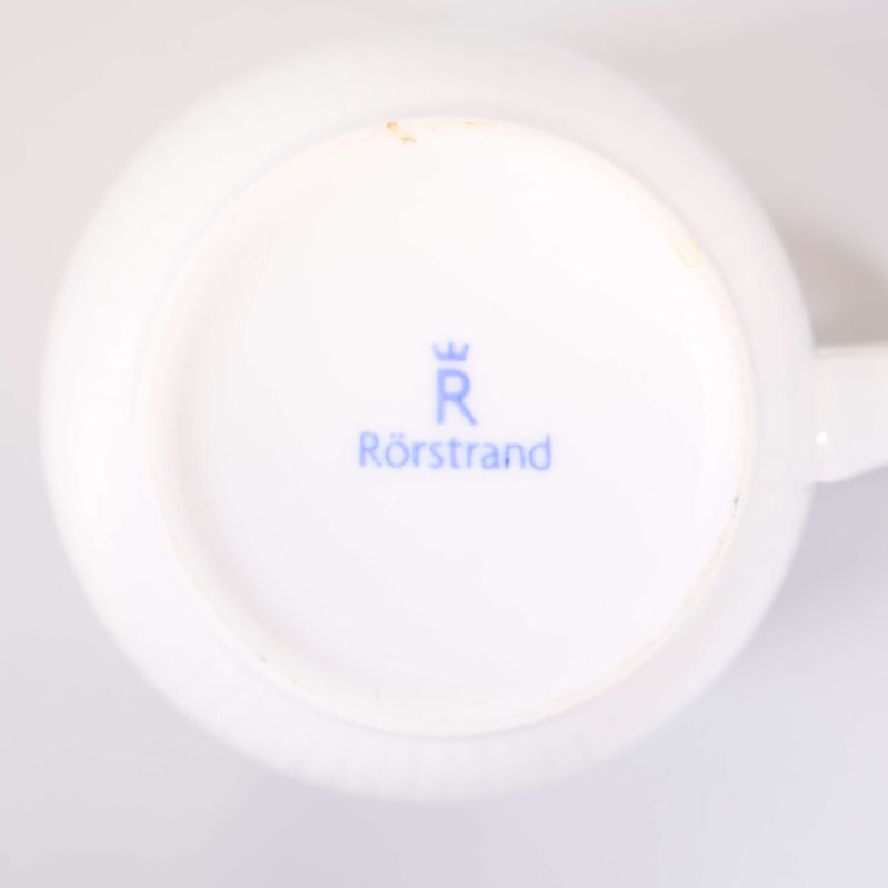 Närbild av Rörstrand-logga under muggen