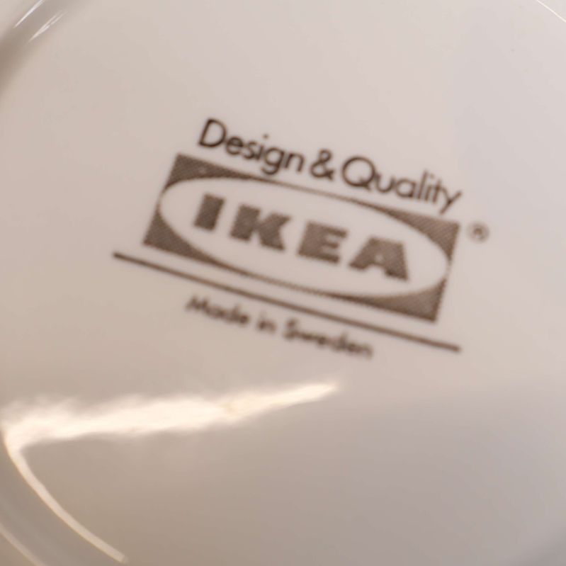 Närbild på IKEA-logotyp under ett fat
