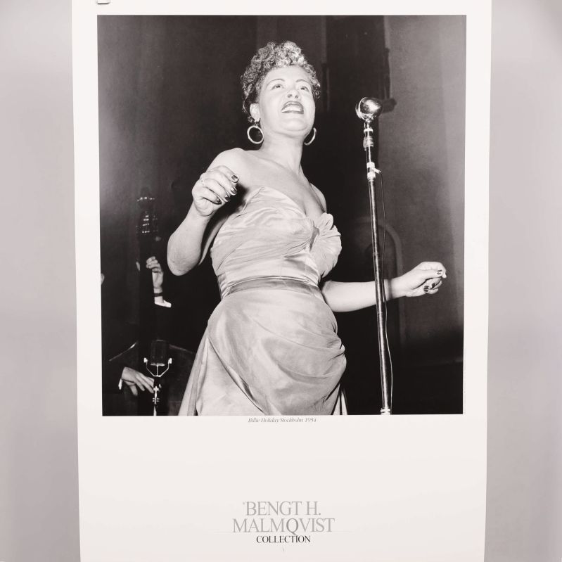 Svartvit poster med Billie Holiday sjungande på scen