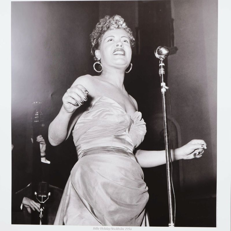 Närbild på Billie Holiday under konsert på svartvit bild