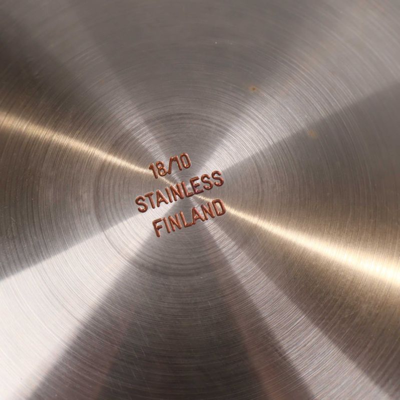 Närbild på botten märkning: 18/10 Stainless Finland