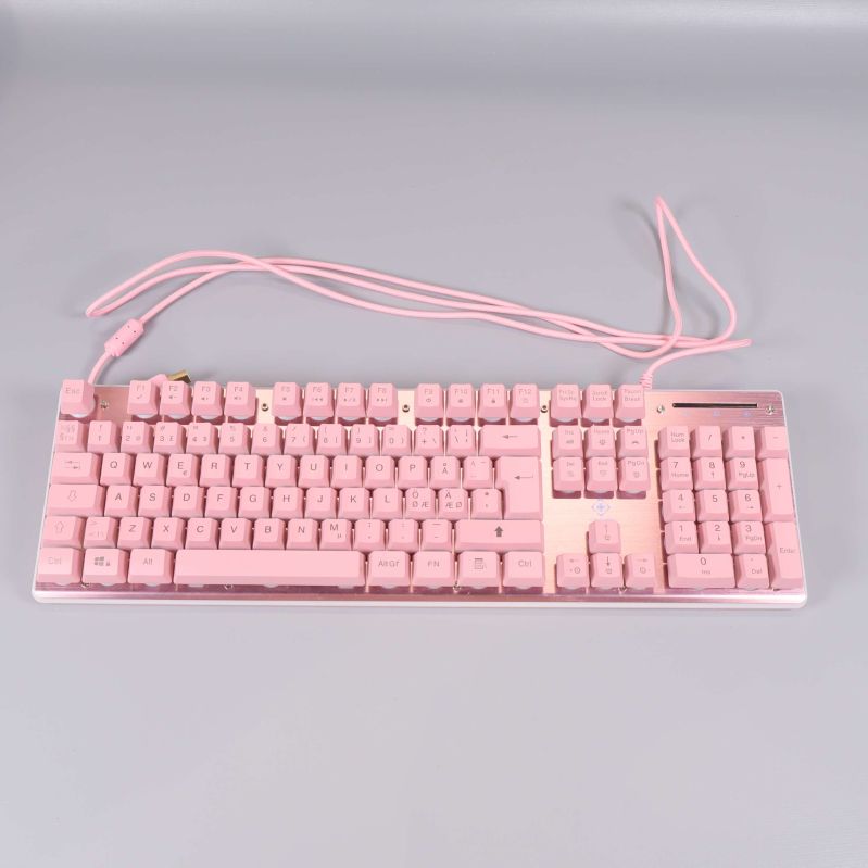 Gamingtangentbord sett ovanifrån med rosa USB-kabel