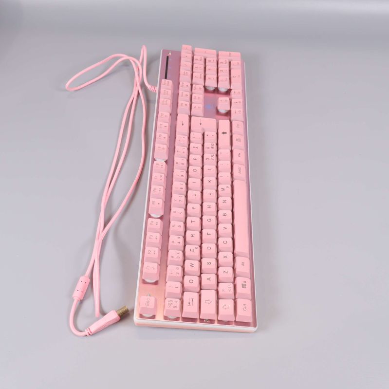Vinklad vy av rosa tangentbord med USB-kabel