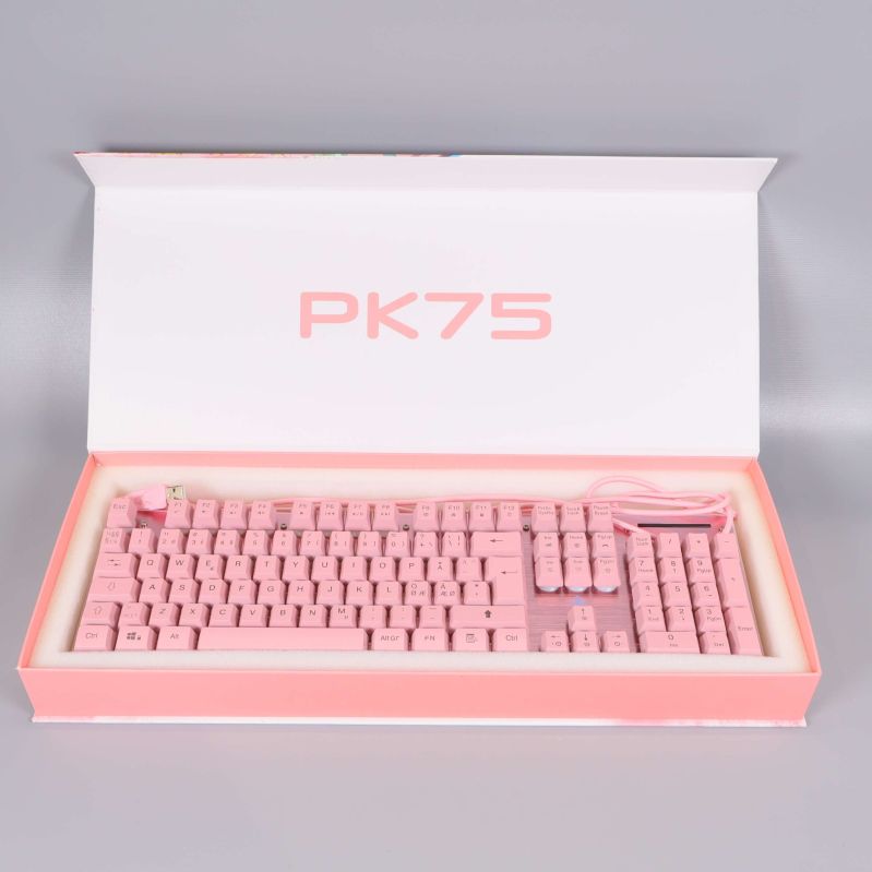 Rosa gamingtangentbord i öppen kartong med logotyp PK75