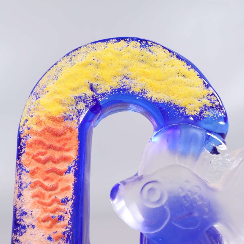 Närbild på glasfiskens texturerade gula färgdetaljer