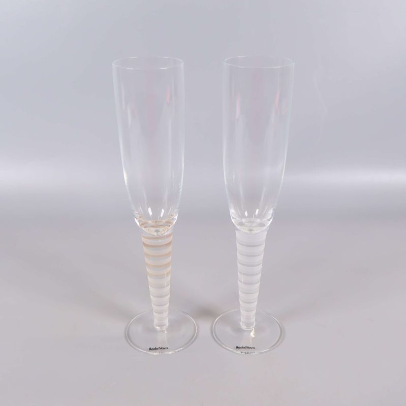 Två raka champagneglas med frostade ränder