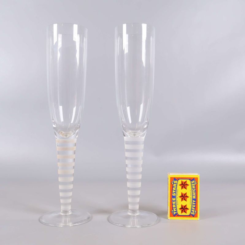 Champagneglas med tändsticksask för storleksjämförelse