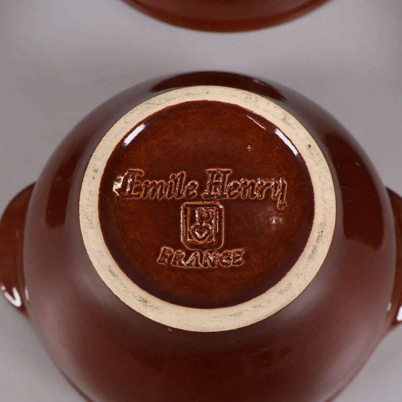 Närbild på undersidan med Emile Henry France stämpel