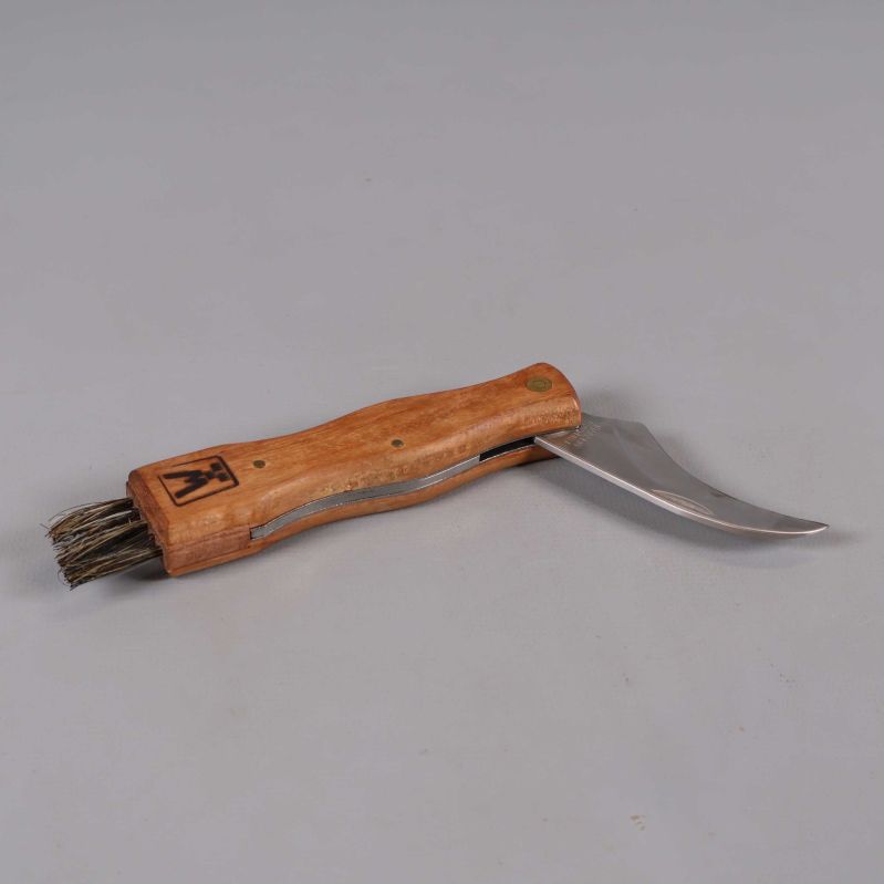 En kniv utfälld med böjt blad och borst