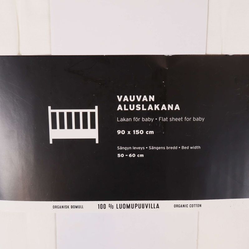 Närbild på etikett till vitt babysängslakan 90x150 cm