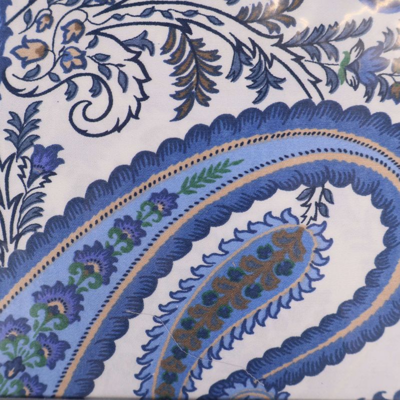 Detaljerad närbild av paisleymönster i blå och vita toner