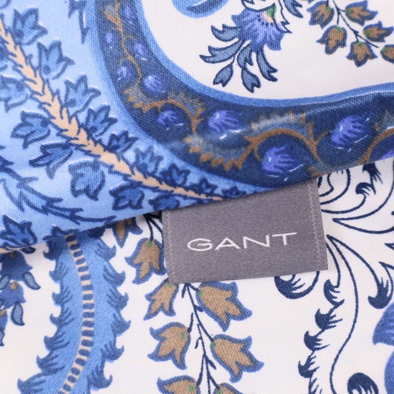 GANT-etikett på tyg med blå paisleymönster