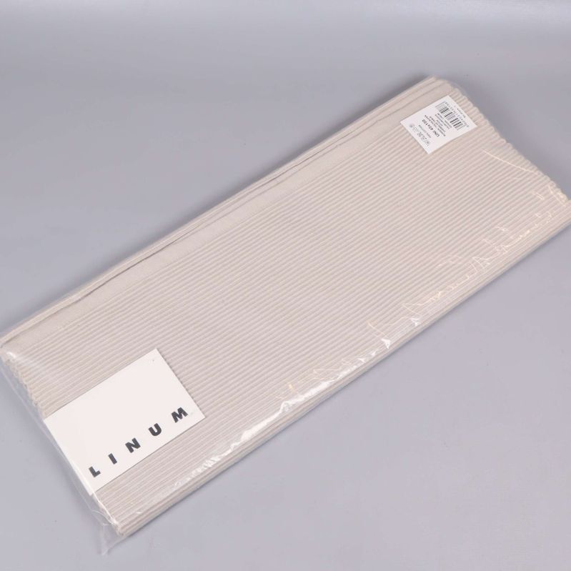 Oöppnad förpackning med beige randig löpare