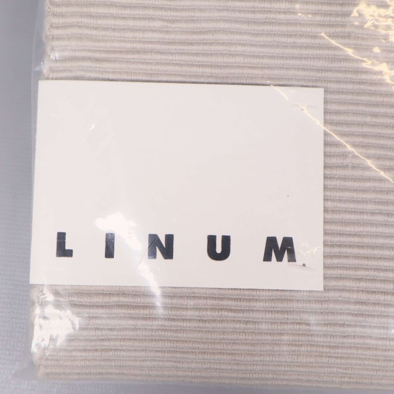 Närbild på Linum-logotyp på förpackning