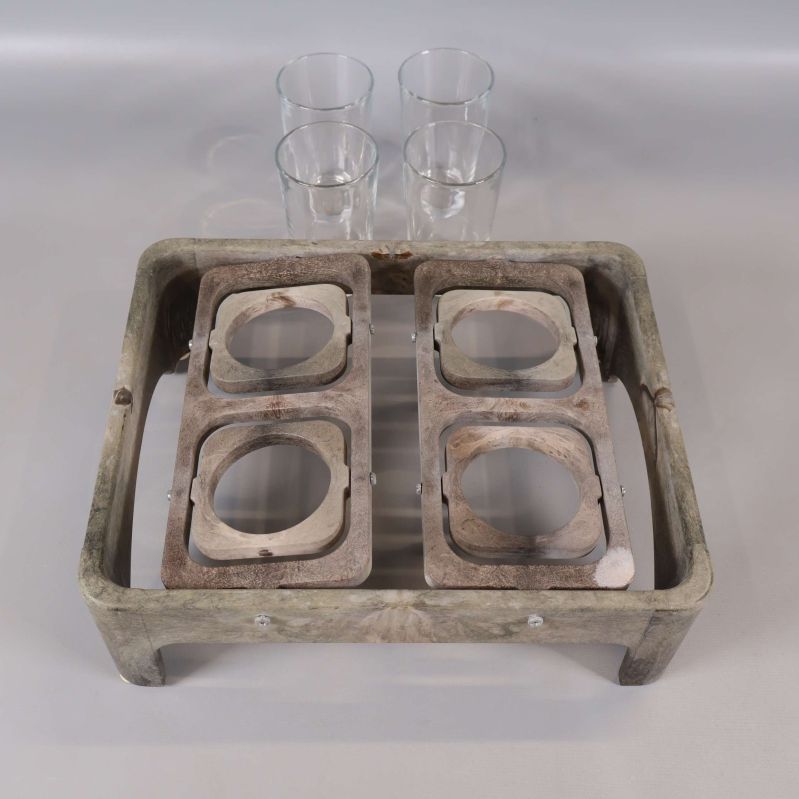 Träbricka fotograferad ovanifrån och fyra glas placerade uppåt