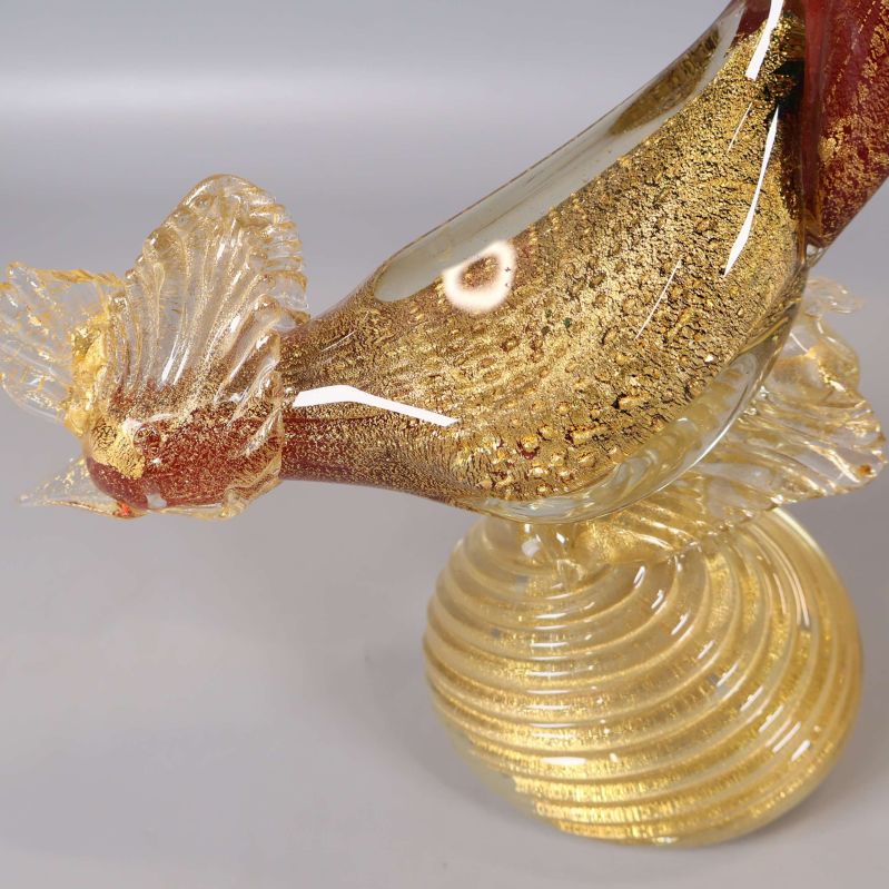 Närbild på fågelns kropp och spiralbas i glas