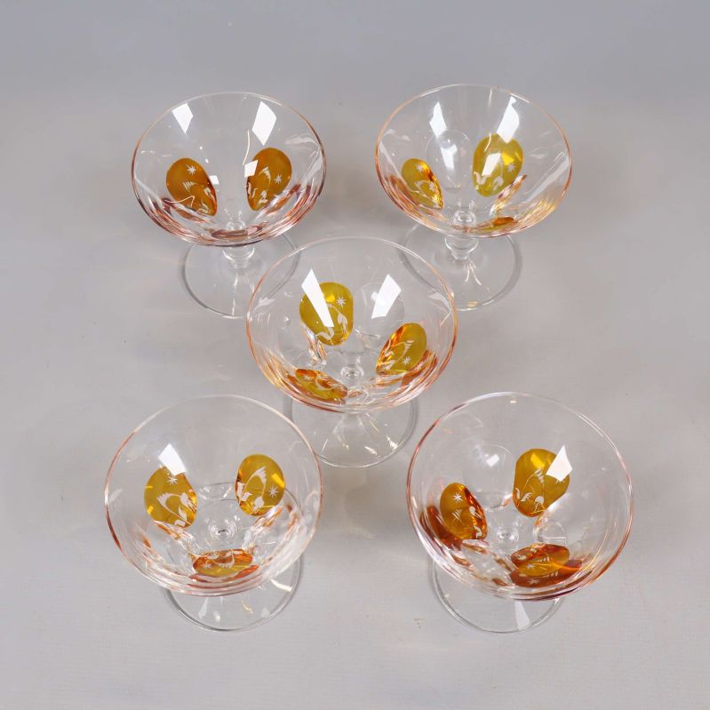 Fem glas på fot uppifrån med orange dekor