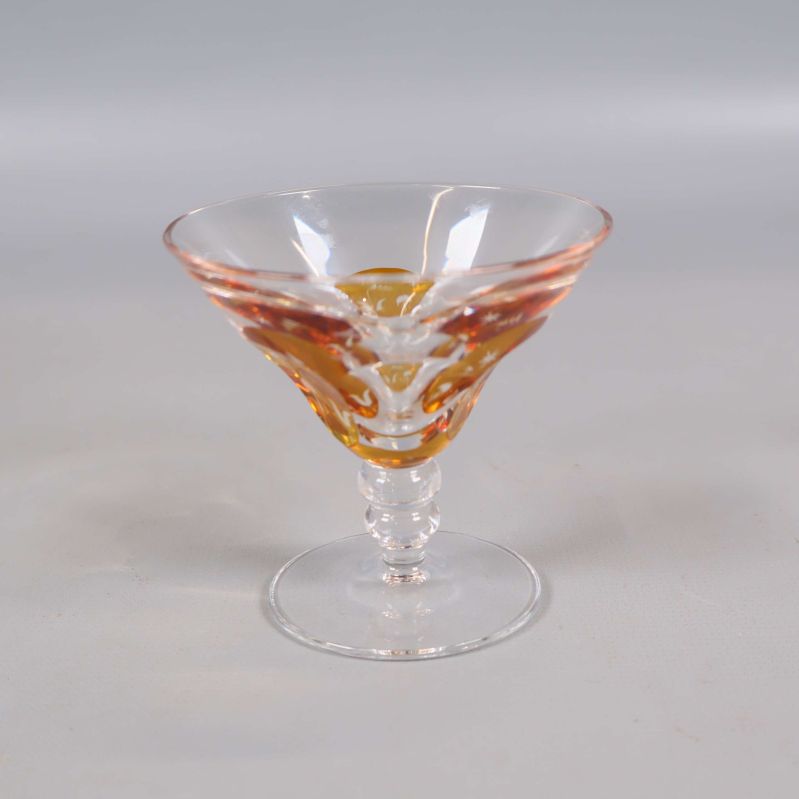 Enskilt glas på fot med orange inlägg