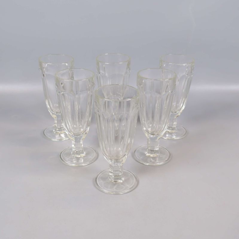 Sex höga glas på fot i en grupp