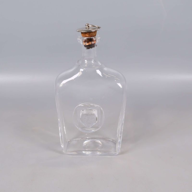 Karaff i klart glas med kork och dekorativ relief