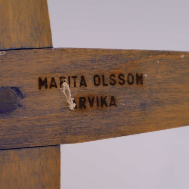 Närbild av ljusstakens undersida med gravyren Marita Olsson Arvika
