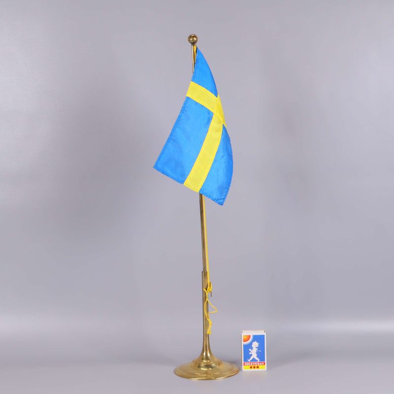 Flaggstång jämte tändsticksask
