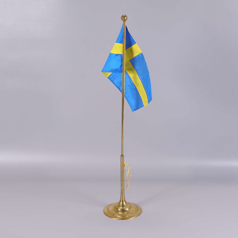 Flaggstång och flagga i helbild