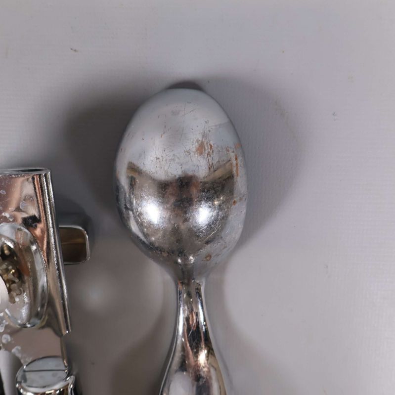 Närbild på glasskopans runda skopa i metall