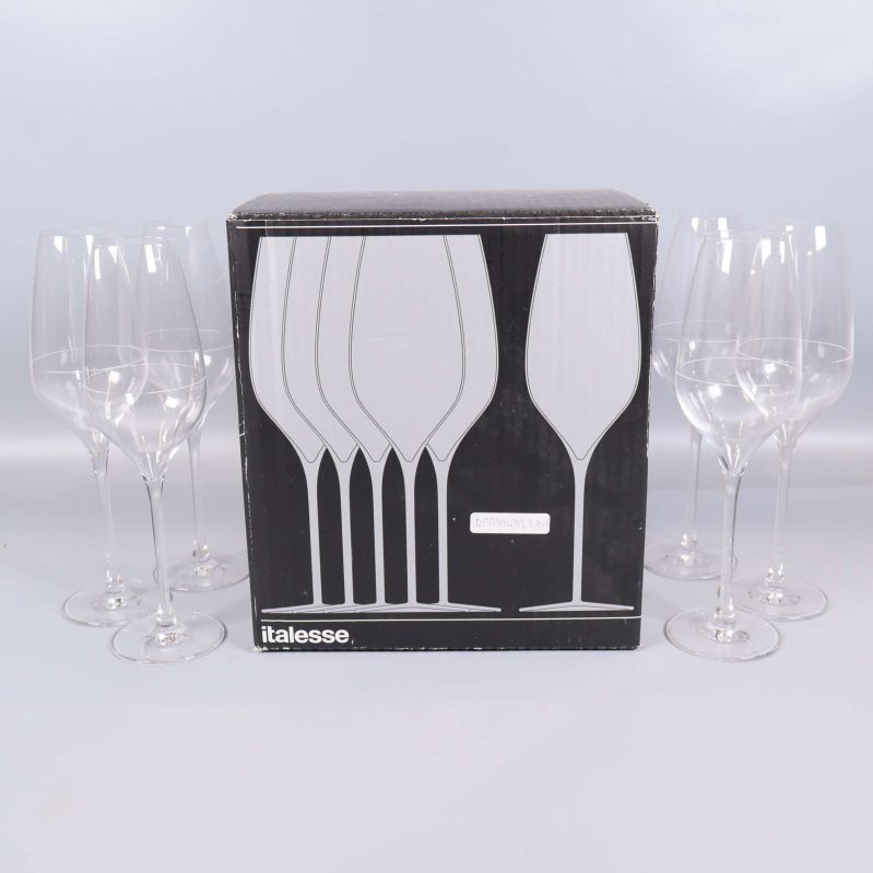 Set med eleganta champagneglas och kartong