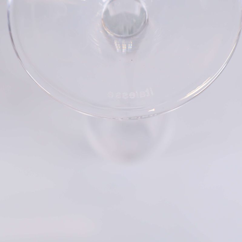 Detalj av glasfot och logotyp