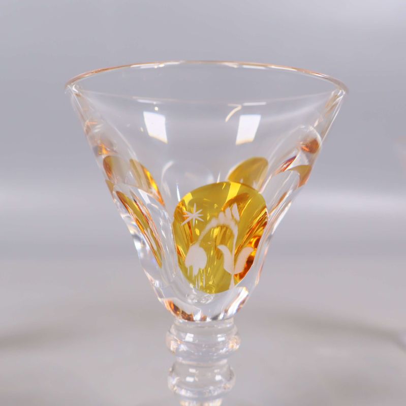 Närbild på dekorativt motiv i snapsglaset