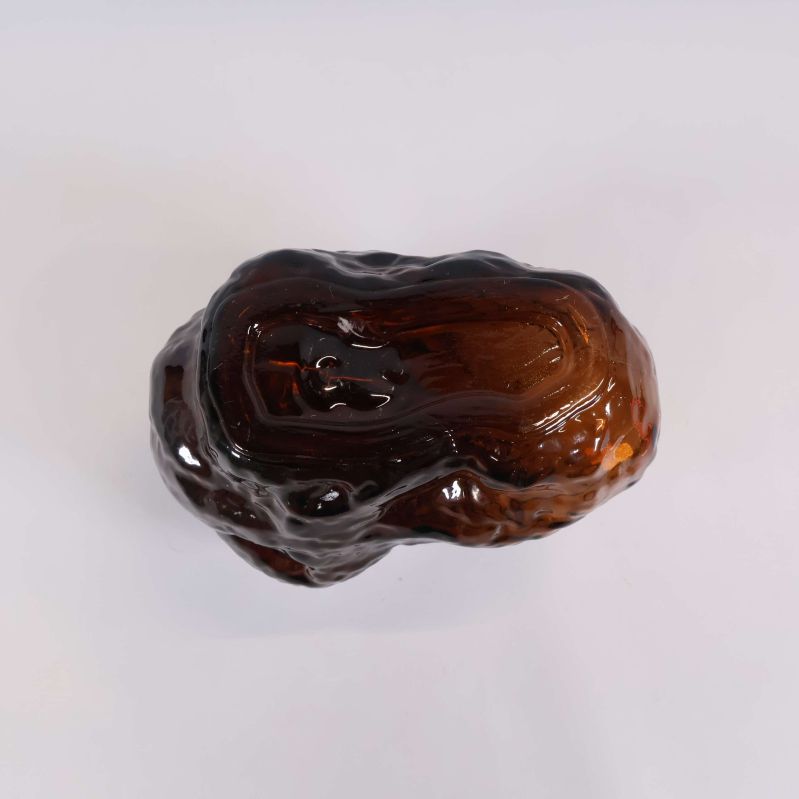 Vasens undersida i brunt glas, tydlig glasstruktur