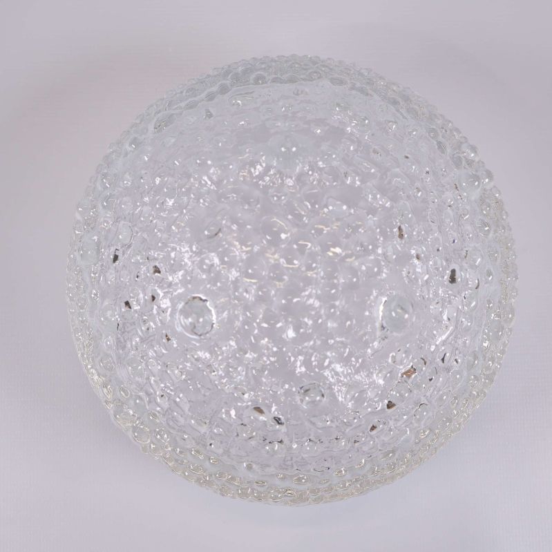 Glasskålens botten med bubblig frostad struktur