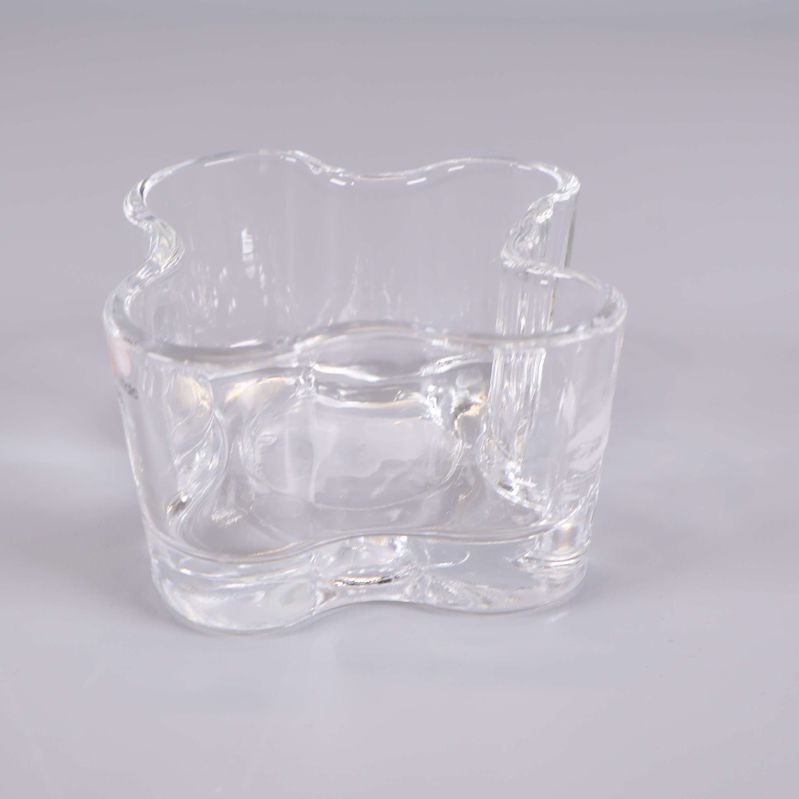 Organisk ljuslykta l i transparent glas