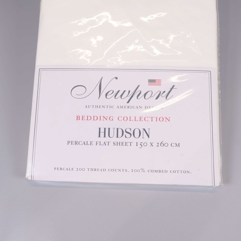 Närbild på förpackning med Newport Hudson percale flat sheet
