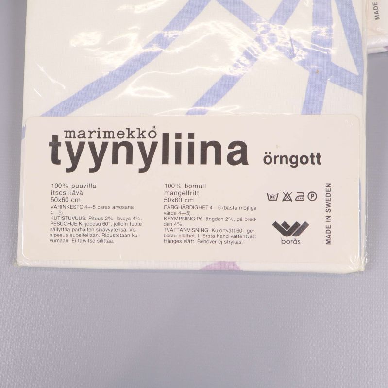 Närbild på etikett, texten Marimekko och örngott tydlig